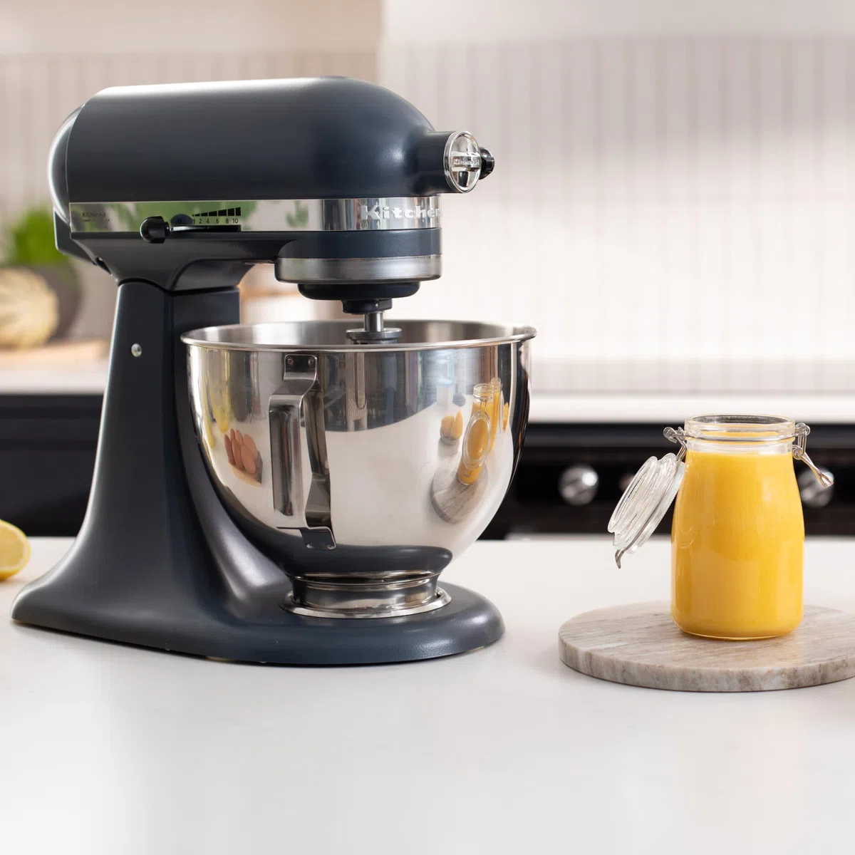 KitchenAid Classic 4,3L Küchenmaschine mit Schwenkkopf, 10 Stufen mit Sanftanlauf, Flachrührer, Knethaken & Schneebesen, Planetenrührwerk, 59 Schüsselkontaktpunkte, Blue Steel