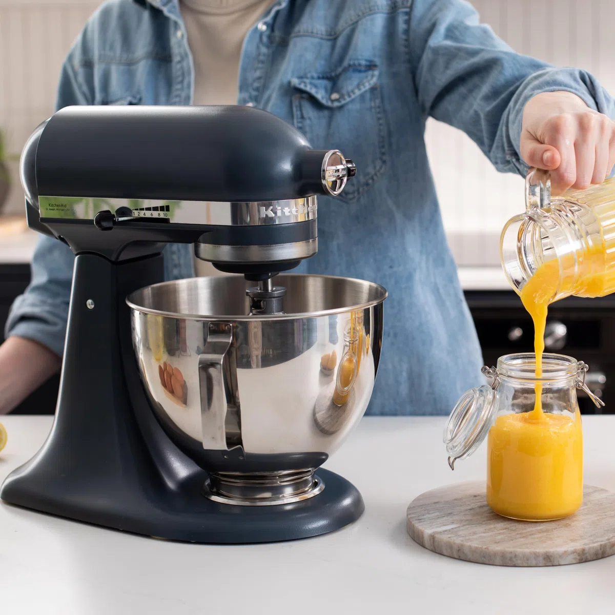 KitchenAid Classic 4,3L Küchenmaschine mit Schwenkkopf, 10 Stufen mit Sanftanlauf, Flachrührer, Knethaken & Schneebesen, Planetenrührwerk, 59 Schüsselkontaktpunkte, Blue Steel