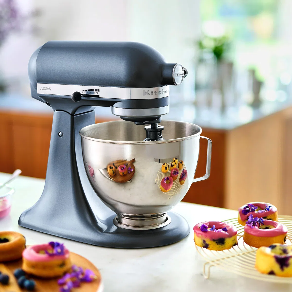 KitchenAid Classic 4,3L Küchenmaschine mit Schwenkkopf, 10 Stufen mit Sanftanlauf, Flachrührer, Knethaken & Schneebesen, Planetenrührwerk, 59 Schüsselkontaktpunkte, Blue Steel