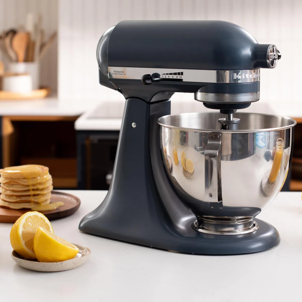 KitchenAid Classic 4,3L Küchenmaschine mit Schwenkkopf, 10 Stufen mit Sanftanlauf, Flachrührer, Knethaken & Schneebesen, Planetenrührwerk, 59 Schüsselkontaktpunkte, Blue Steel